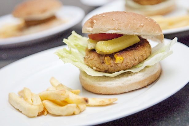 Fun burger tonijn | Koken met kinderen | AllinMam.com
