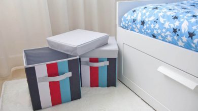 De slaapkamer opruimen