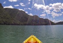 Kayaking in La Baells Reservoir, Berga, Catalaanse Pyreneeën - AllinMam.com