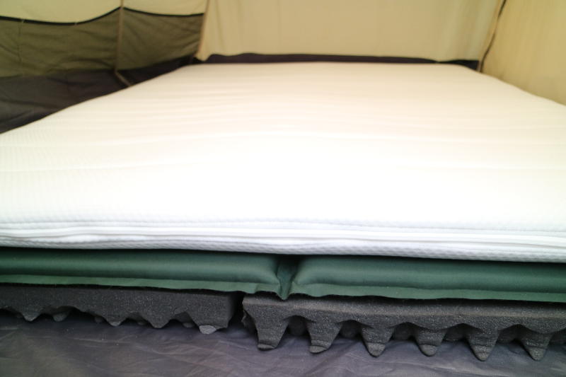 Hoe slaap je nou echt lekker in een tent? Een topdekmatras in tent - AllinMam.com
