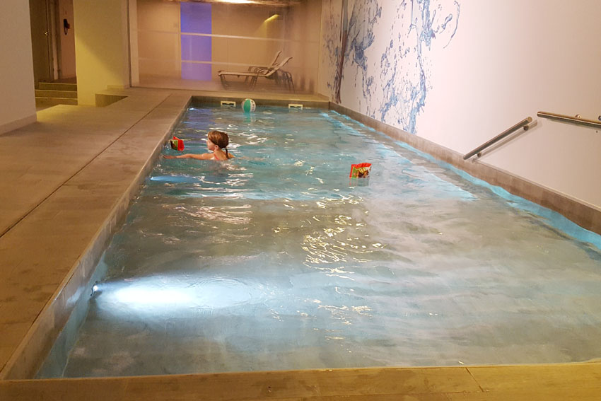 Brussel stedentrip met kind Novotel Brussel zwembad - AllinMam.com