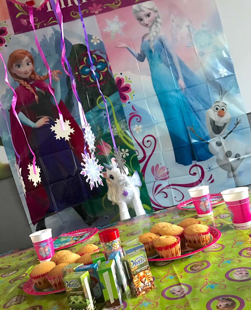 Verbazingwekkend Zo vier je thuis een tof Frozen feestje - AllinMam.com OL-27