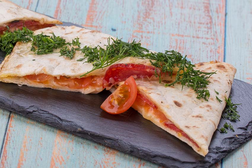 Piadina met vulling van rucola, serranoham en mozzarella - AllinMam.com