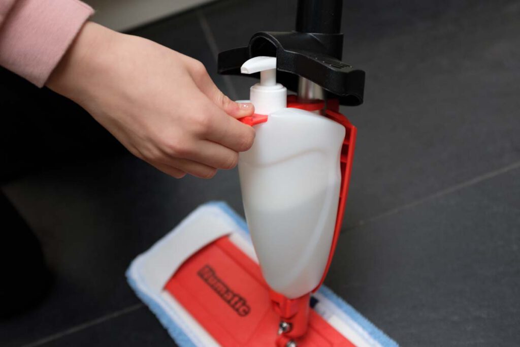 Waterpompje Henry spraymop bevestigen - Onze ervaring met de Henry SprayMop - AllinMam.com