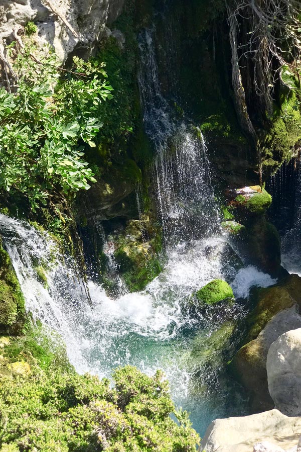 Watervallen achter Saint Nicholas Kourtaliotis of Asomatis, Kreta - AllinMam.com