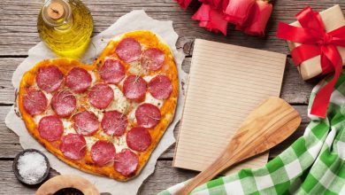 Valentijnsdag pizza in vorm van hart - 10 valentijnsdag ideeën voor als je al langer bij elkaar bent - AllinMam.com