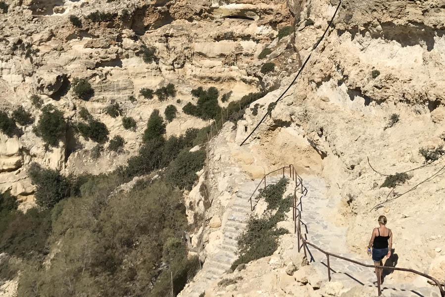 Martsalo beach op Kreta: wandeling door kloof naar verborgen strand, trappen naar panagia church - AllinMam.com