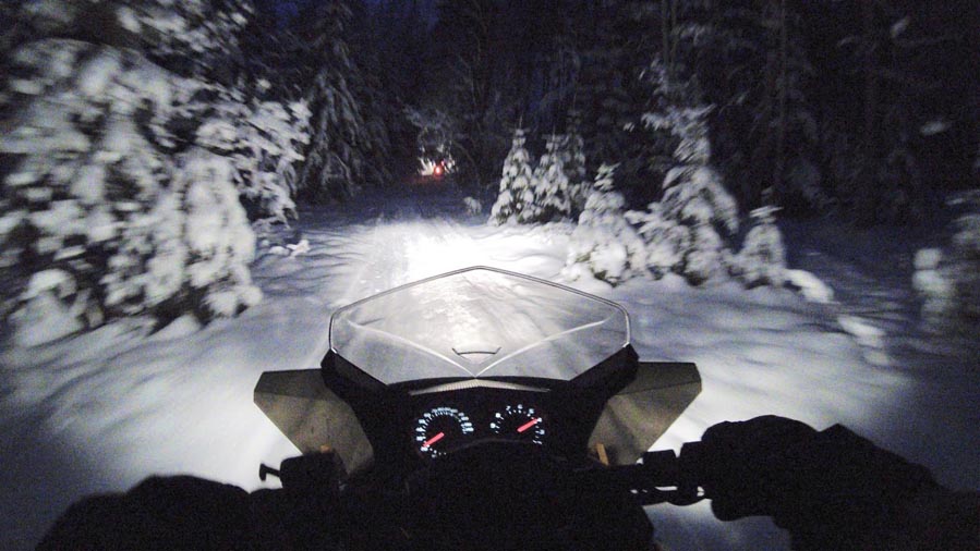 Op een sneeuwscooter door dichtbegroeide bossen in Finland - AllinMam.com