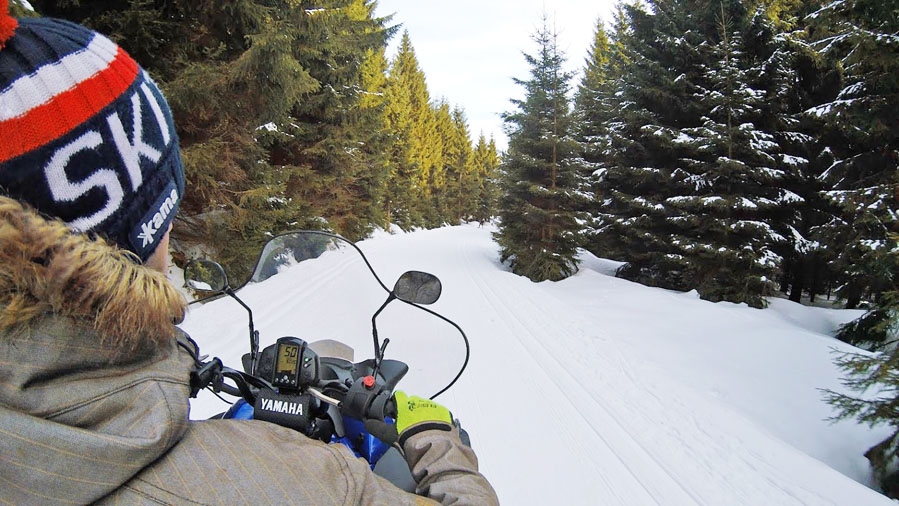 Op de sneeuwscooter in Bedřichov - Liberec: combinatie stedentrip en skiën in Tsjechië - AllinMam.com