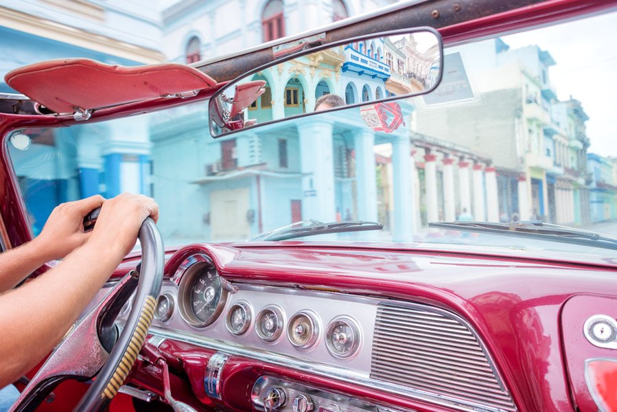 Met kinderen een rit maken in oldtimer op Cuba - Met kinderen naar Cuba: wat je niet moet missen - AllinMam.com