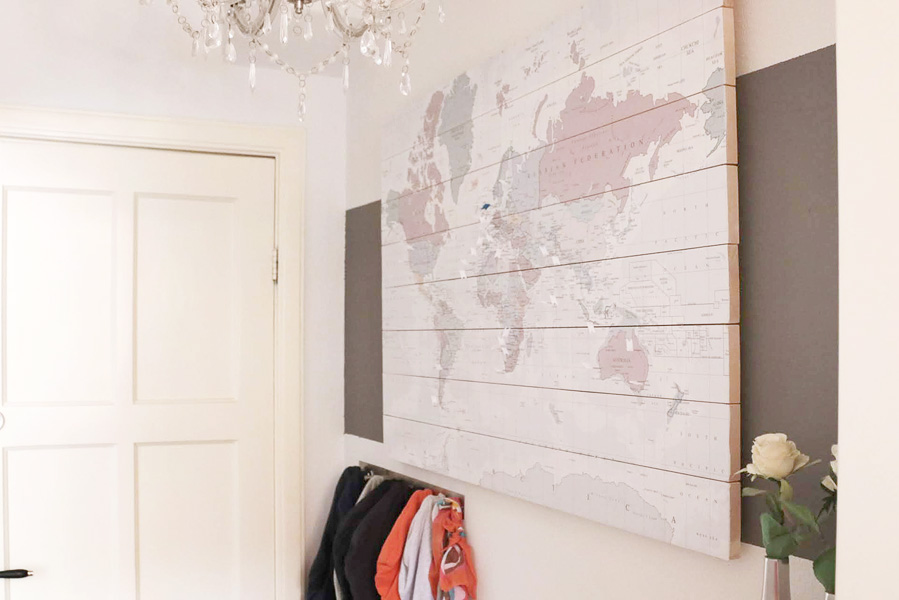 Een houten wereldkaart op de muur - AllinMam.com