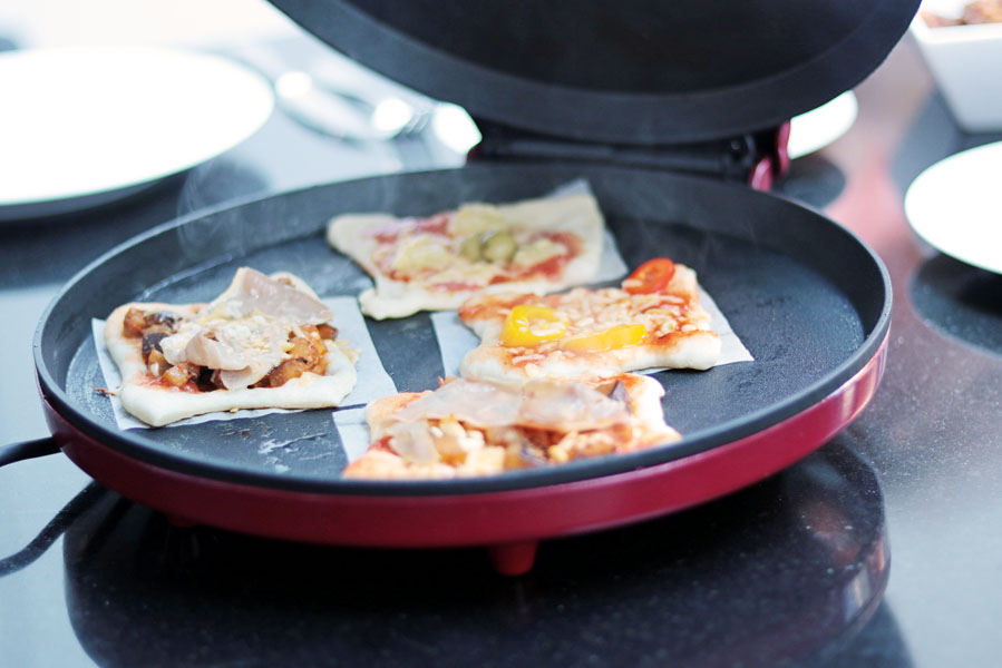 Mini pizza maken met Albert Heijn pizzadeeg - AllinMam.com