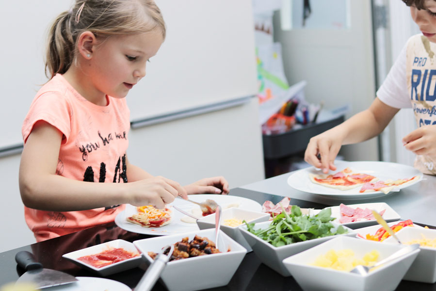 Mini pizza maken met Albert Heijn pizzadeeg - AllinMam.com