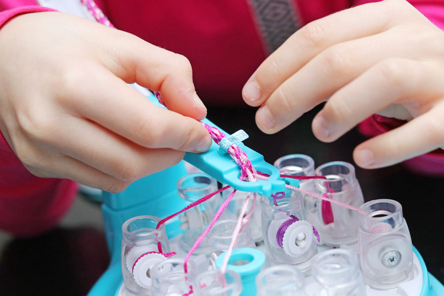 Zelf armbandjes maken met de KumiKreator - AllinMam.com