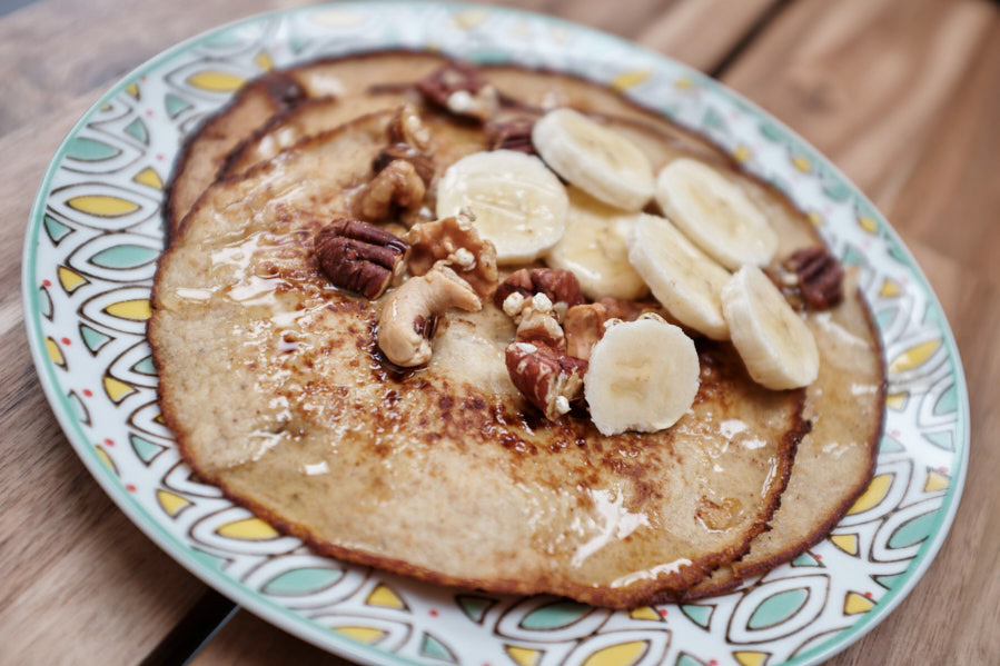 Bananen pannenkoek met gebrande noten - AllinMam.com