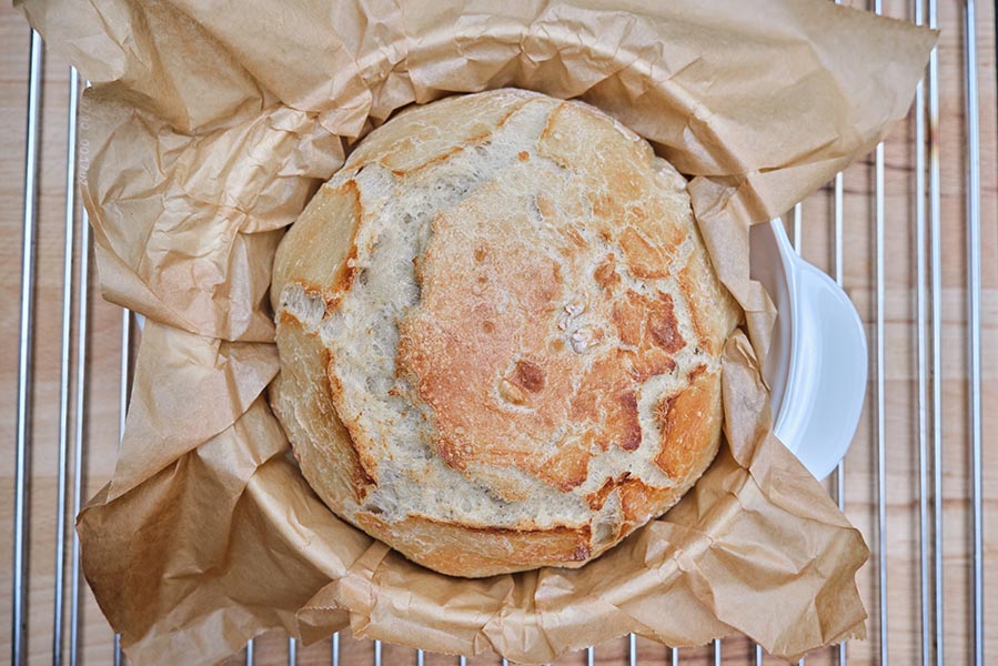 Dutch Oven brood recept: in 2,5 uur vers brood op tafel - AllinMam.com