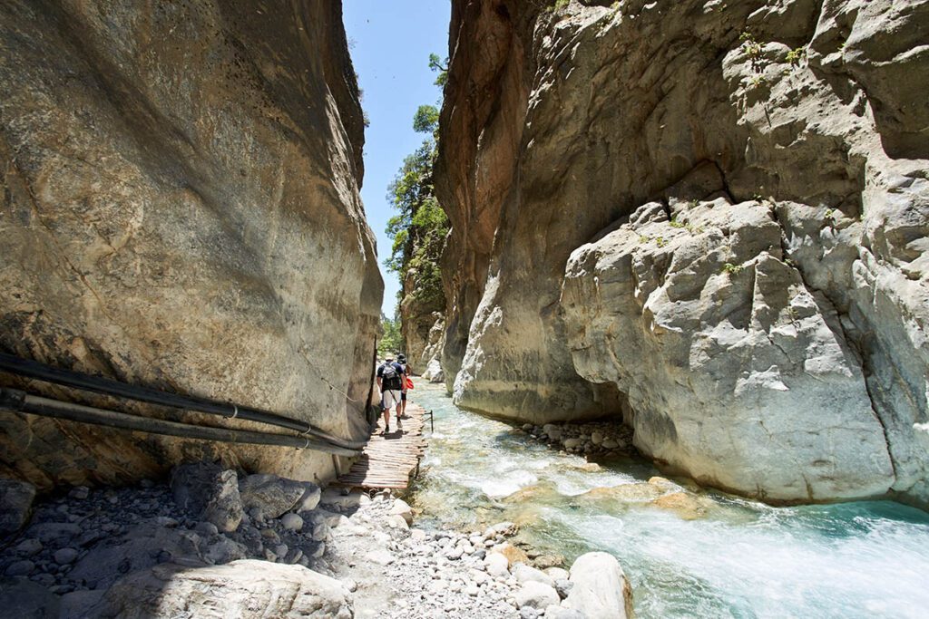 Hike Samaria kloof - 5 outdoor activiteiten die je op vakantie op Kreta gedaan moet hebben - AllinMam.com