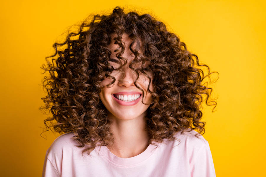 Krullend haar verzorgen met curly girl methode - AllinMam.com