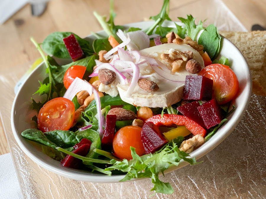 Recept voor lauwwarme geitenkaas salade met rode biet - AllinMam.com
